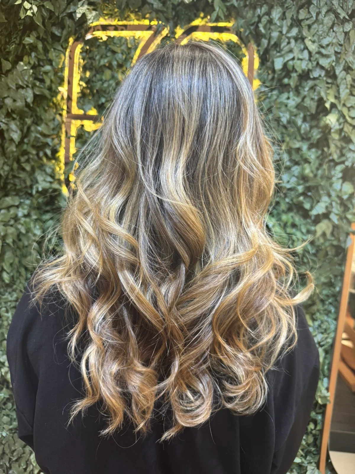 Loiro Essenza Hair Concept